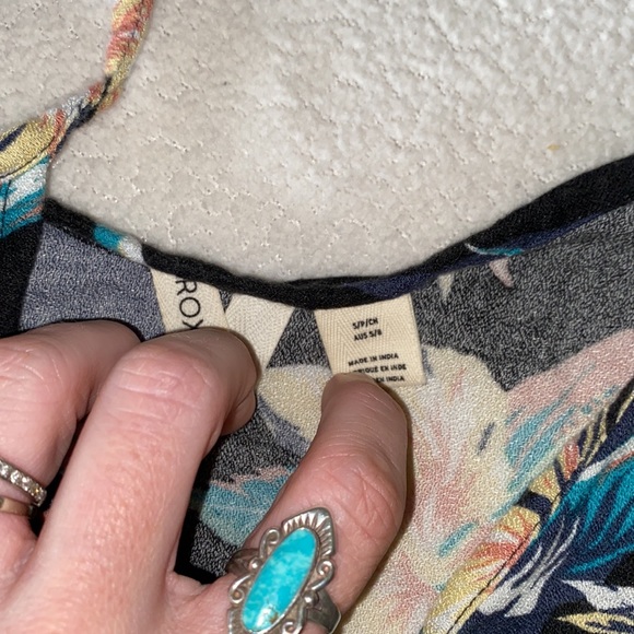 Roxy Beautiful tropical flower tie front button tank top croppy - Picture 3 of 3